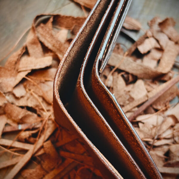 Middleton Artisan Leather: 6 Panel Bifold Wallet